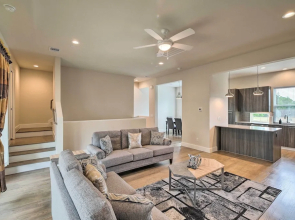 Bright & Spacious Houston Townhome: Near Dtwn