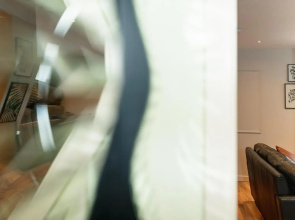 SideMersey Livings - Central Stay In 2 Bedroom Apartment with Parking