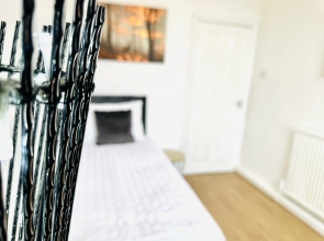Beautiful 3-bed Apartment With Driveway Parking