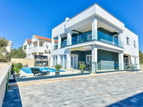 Sunny by the Sea - App3