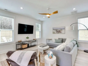 Luxe Wilmington Home: 2 Mi to Historic Downtown