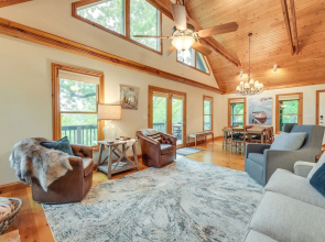 Secluded Cabin w/ Hot Tub Near Table Rock Lake!