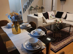 Warrington - House - Sleeps 6 - Parking - Garden