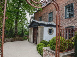 Le Petit Chateau & William de Percy