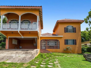 YanceyLargo- 4BR Villa Jacuzzi & Mountain Views by RedAwning