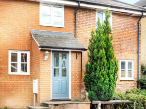 Ascot - Immaculate 2 Bed House with Parking