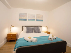 Rest & Recharge Regents CT 2bed For 7