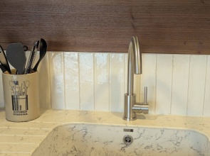 Stylish New Apartment in Central Seaview - 5 Star Comfort!