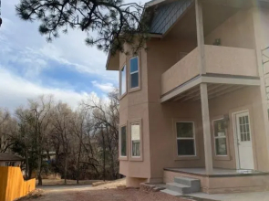 Huge Cozy Home with Many Bedrooms in Ivywild