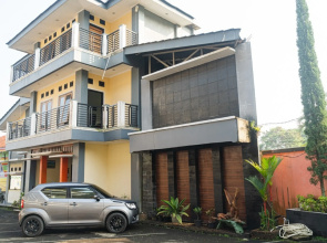 RedDoorz Plus @ Cibogo Puncak 3