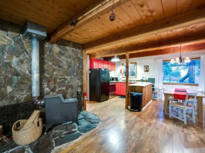 48SL - Hot Tub - Pets Ok - WIFI - Wood Stove - Sleeps 5