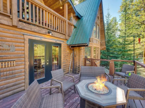 Spacious Packwood Cabin w/ Hot Tub - Near River