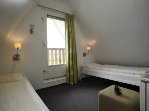 Carefully Furnished House with Bath near Mookerplas