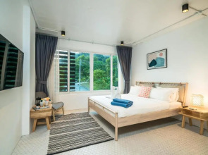 Baycliff Residence by Lofty