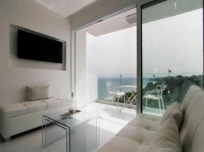 The White Pearl Suite - beach front city centre with sea view.