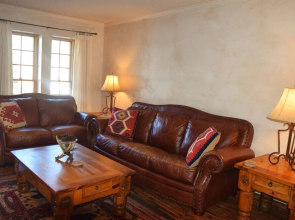 Claim_jumper_townhouse_16