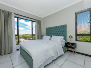 2 Bed Flat - Sleeps 4 - Pool - Garden - Parking