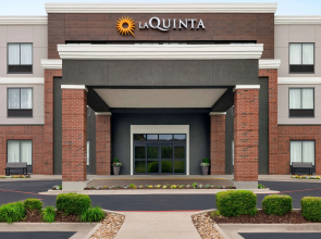 La Quinta Inn & Suites by Wyndham Springfield Airport Plaza