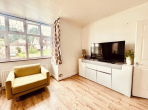 Immaculate 2-bed House in Potters Bar