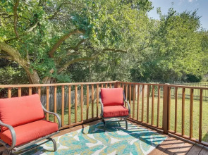 Charming Arkansas Retreat w/ Deck, Near Downtown!