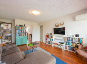 Well-appointed Sunny 2 Bedroom Apartment in Northcote With Parking