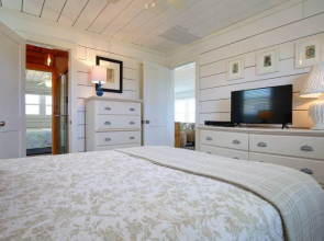 Holden Nothing Back 3 Br home by RedAwning