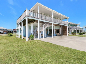 Chateau Mingo 3 Bedroom Home by RedAwning