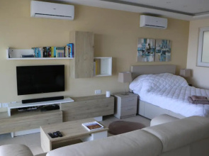 Wileg 4A Luxury Studio Apartment with Shared Swimming Pool.