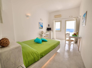 Kima Oia Suites