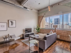 Cozy 1 Bedroom Apartment Overlooking Downtown
