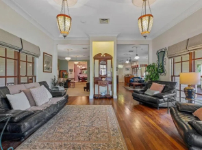 Palatial Queenslander for Groups of Family & Friends!