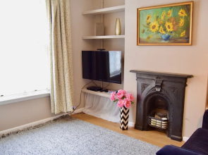 Spacious 3 Bedroom Family Home With Back Garden