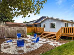 Updated Townhome: Near Airport & Shopping!