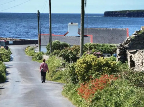 Spectacular ocean views & minutes to Cliffs- Clahane Shore Lodge