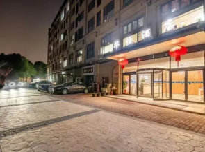 Huayi Hotel (Shanghai Hongqiao Airport Linyi Road Subway Station)