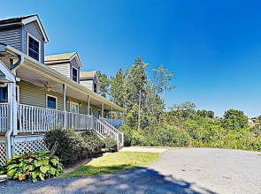4BR Country Home w/ Hot Tub