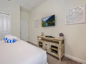 Luxury Storey Lake Retreat - Spacious Disney-near