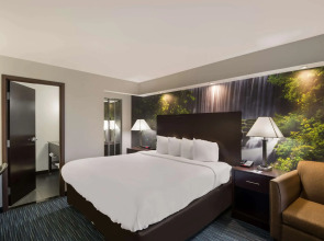 Clarion Pointe Downtown