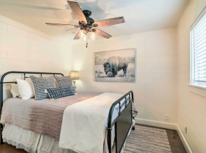 Cozy Farmhouse-style Cottage by Mighty 5 Ntl Parks