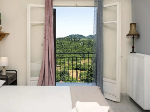 Sun-splashed Skyline Apt