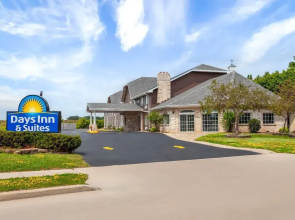 Days Inn & Suites By Wyndham Kaukauna Wi