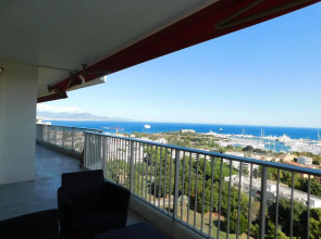 Studio terrasse dans résidence avec piscine