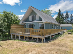 Waterfront Retreat With Stunning Views 3 Bedroom Home