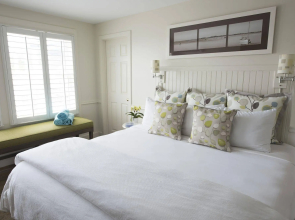 Vineyard Square Hotel & Suites