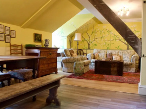 2 Bedroom West End Flat Sleeps 4