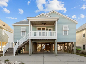 Night N Gale 4 Bedroom Home by RedAwning