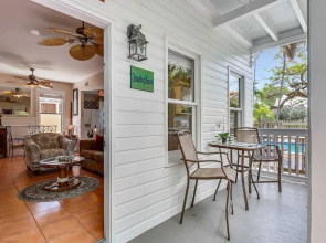 Land Of Love by Avantstay Pets Allowed! Shared Pool! Great Location! Month Long Stays Only