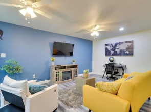 1 Mi to Dtwn + Fenced Yard: Georgetown Getaway!