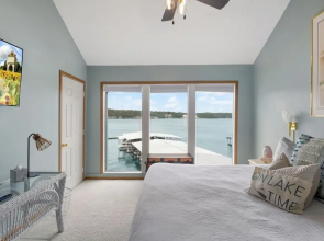 Poolside Condo With Amazing Lake Views & Design