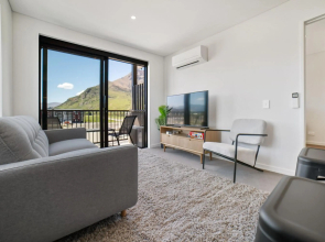 Toru Top Floor Apartment - Brand New & Convenient
